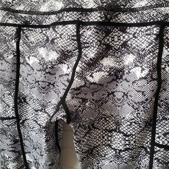 ZYIA Cobra Metallic Pocket Light N Tight High Rise Capri Size 2 Black White 20" - Picture 6 of 9